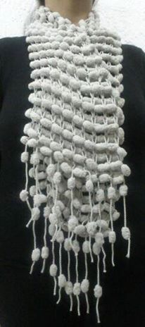 Cachecol Pompom Fofo Cinza Claro